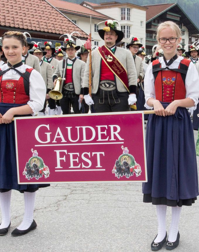 "Tag der Trachtler Jugend“ – Einzug der Jungtrachtler